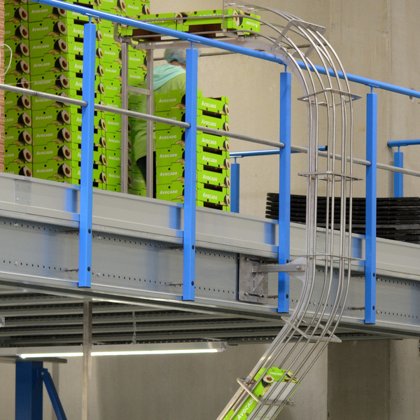Efficiënt en veilig intern transport met de dozenglijbaan van Freshtech Solutions - vierkante afbeelding