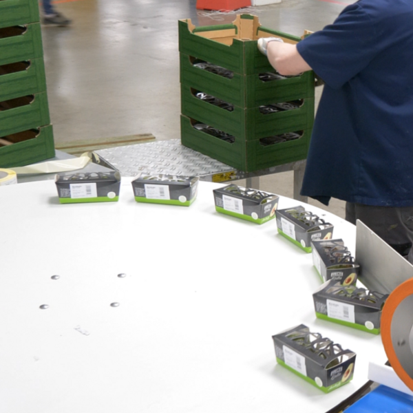 Fast and ergonomic packing by extending the packing line with a turntable - square image